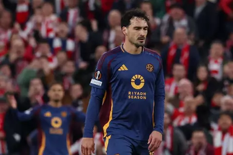 بعد مسيرة ذهبية.. هوملز يقرر تعليق حذائه للأبد